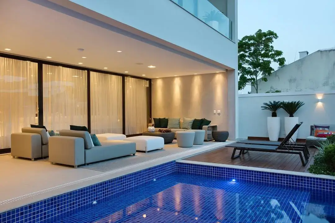 desain rumah mewah 2 lantai dengan kolam renang dan taman